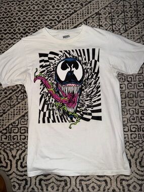 Marvel White Short-Sleeve Venom Graphic Tee with Black, Pink & Green Artwork